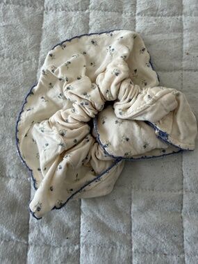 Brandy Melville Floral Scrunchie | Soft Cotton